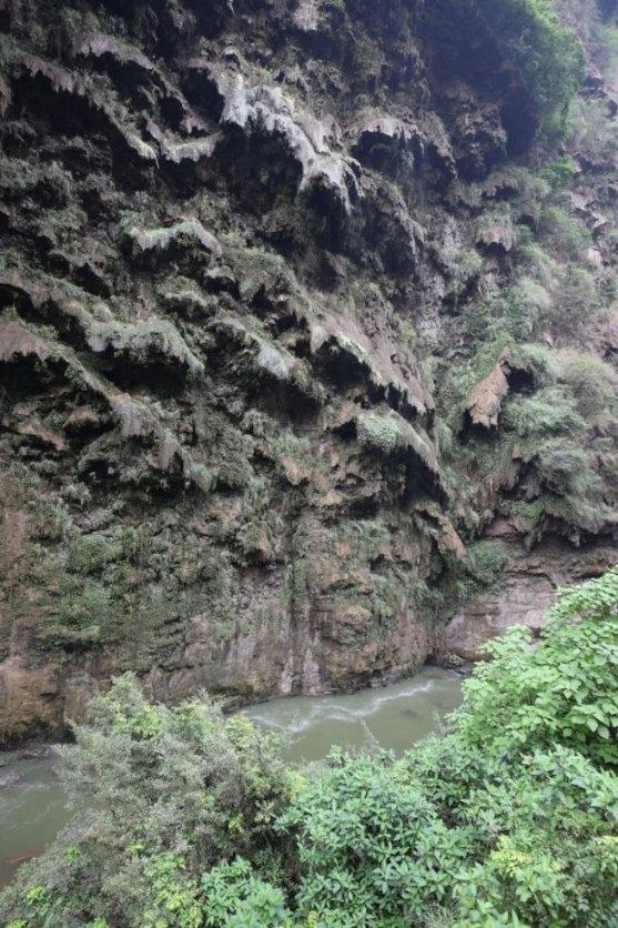 四川瓦屋山大量游客因排队坐索道夜间滞留数小时,景区:已限流